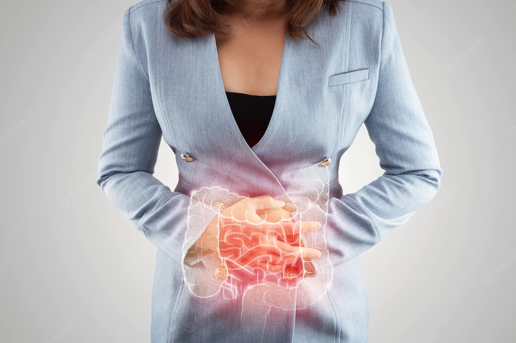 corpo mulher tocar na barriga dor desconforto intestinal microbioma